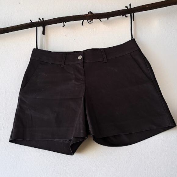 The Limited Black Flat Front Stretch Shorts Size 8 | Classic Summer Style - Picture 1 of 3